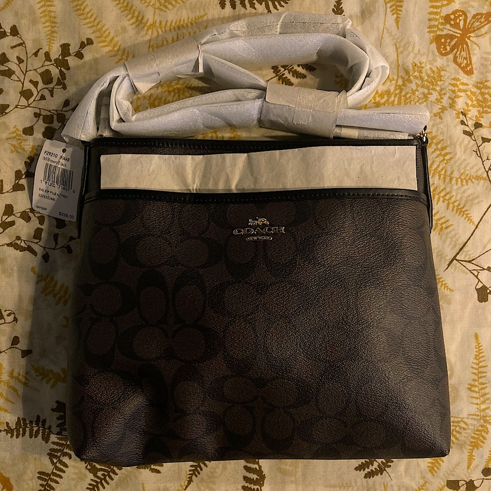 COACH NWT One zip, crossbody in Espresso